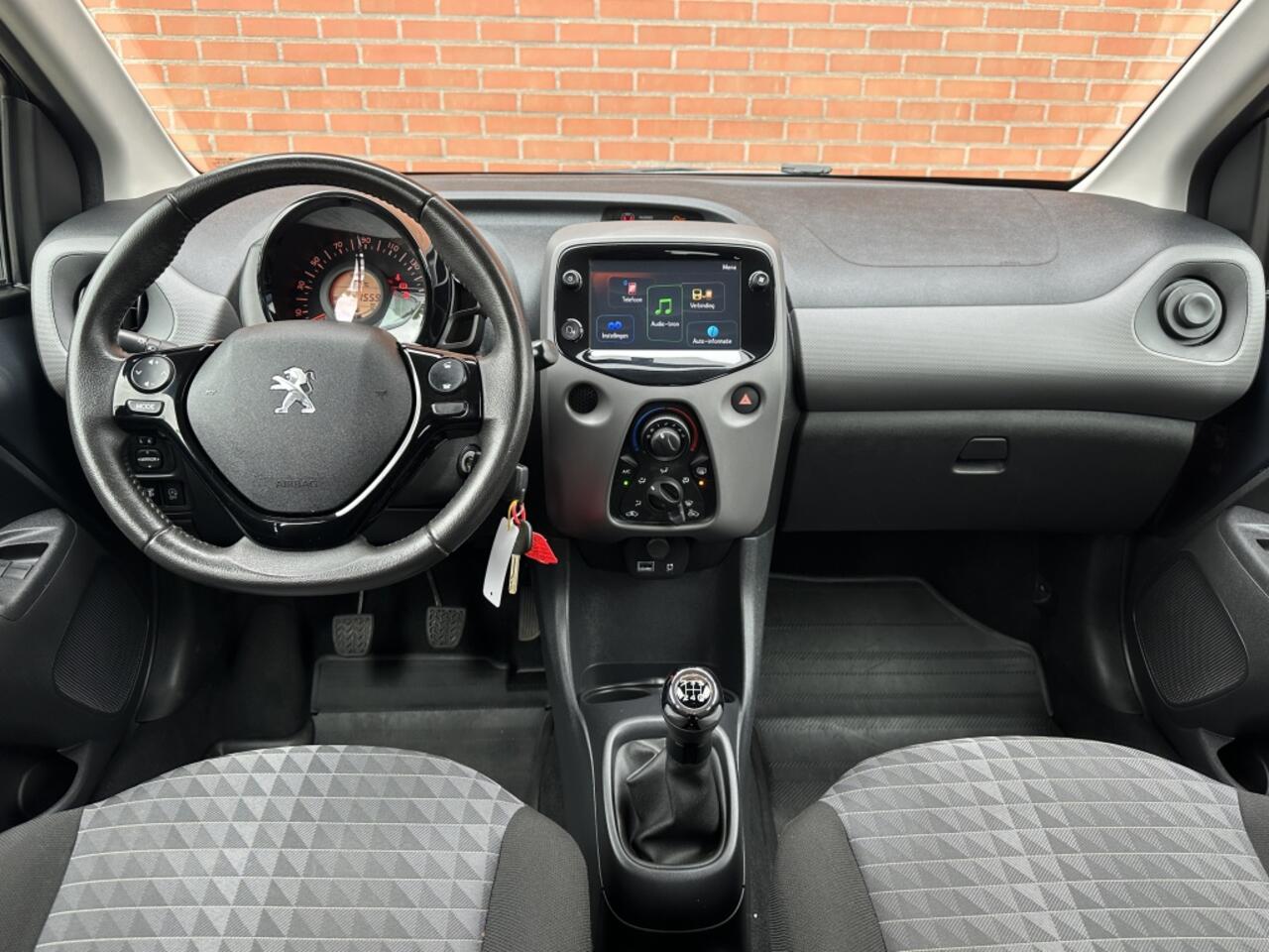 Peugeot 108 1.0 e-VTi Active Pack Techno- Petit, charmant & techno chic!