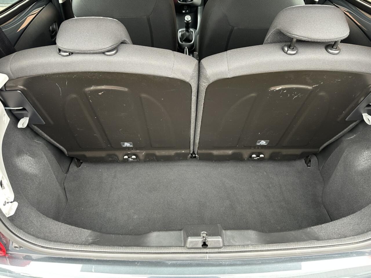 Peugeot 108 1.0 e-VTi Active Pack Techno- Petit, charmant & techno chic!