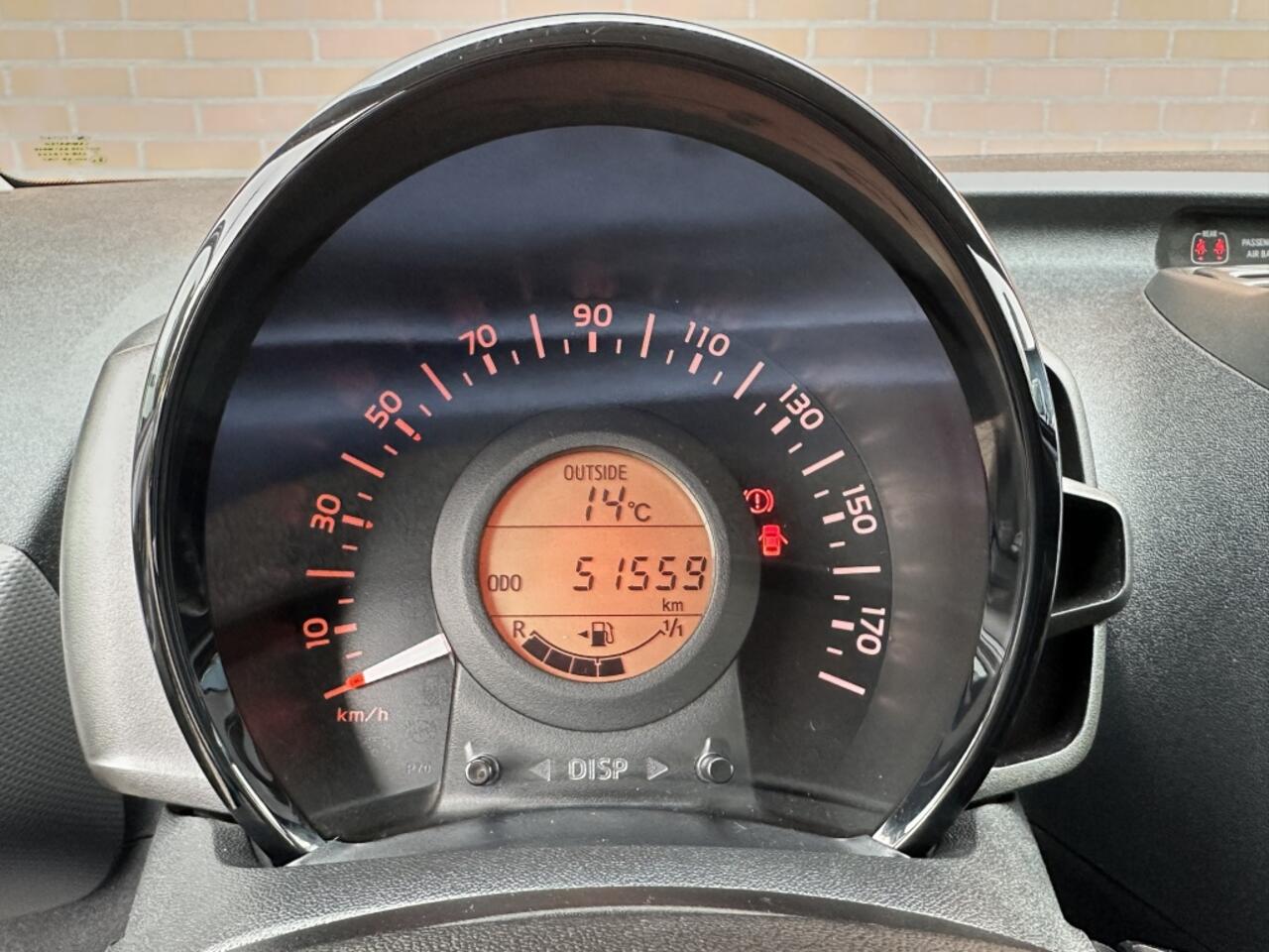 Peugeot 108 1.0 e-VTi Active Pack Techno- Petit, charmant & techno chic!