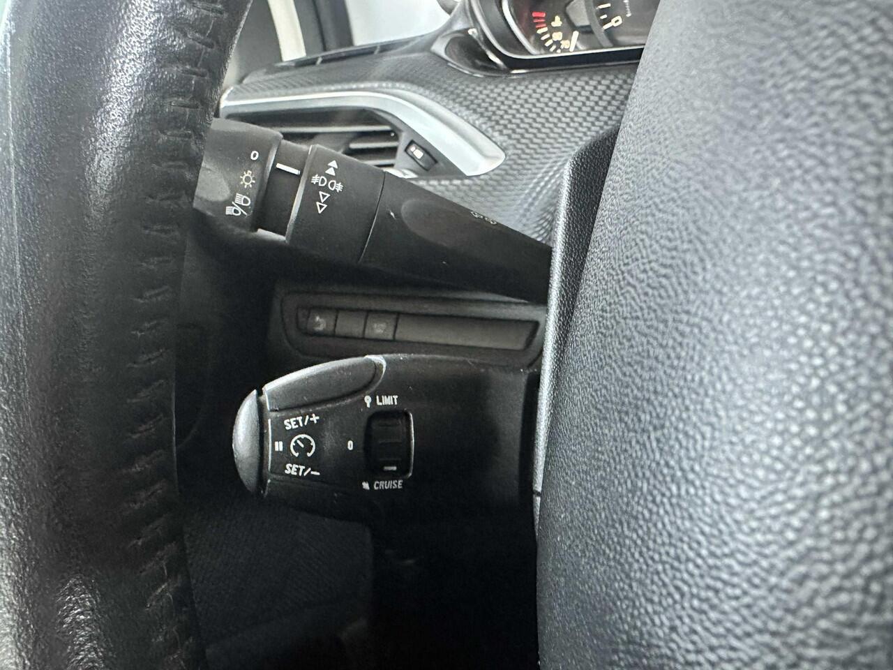 Peugeot 2008 1.2 PureTech Blue Lion Panoramadak | Carplay | Navi | NAP.