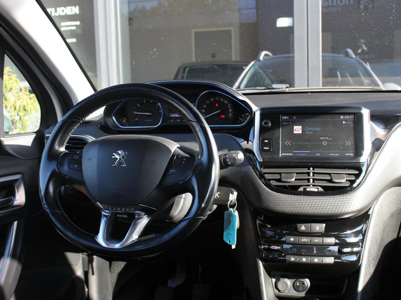 Peugeot 2008 1.2 PureTech 110PK Allure Stoelverwarming, Panoramadak en Climate Control