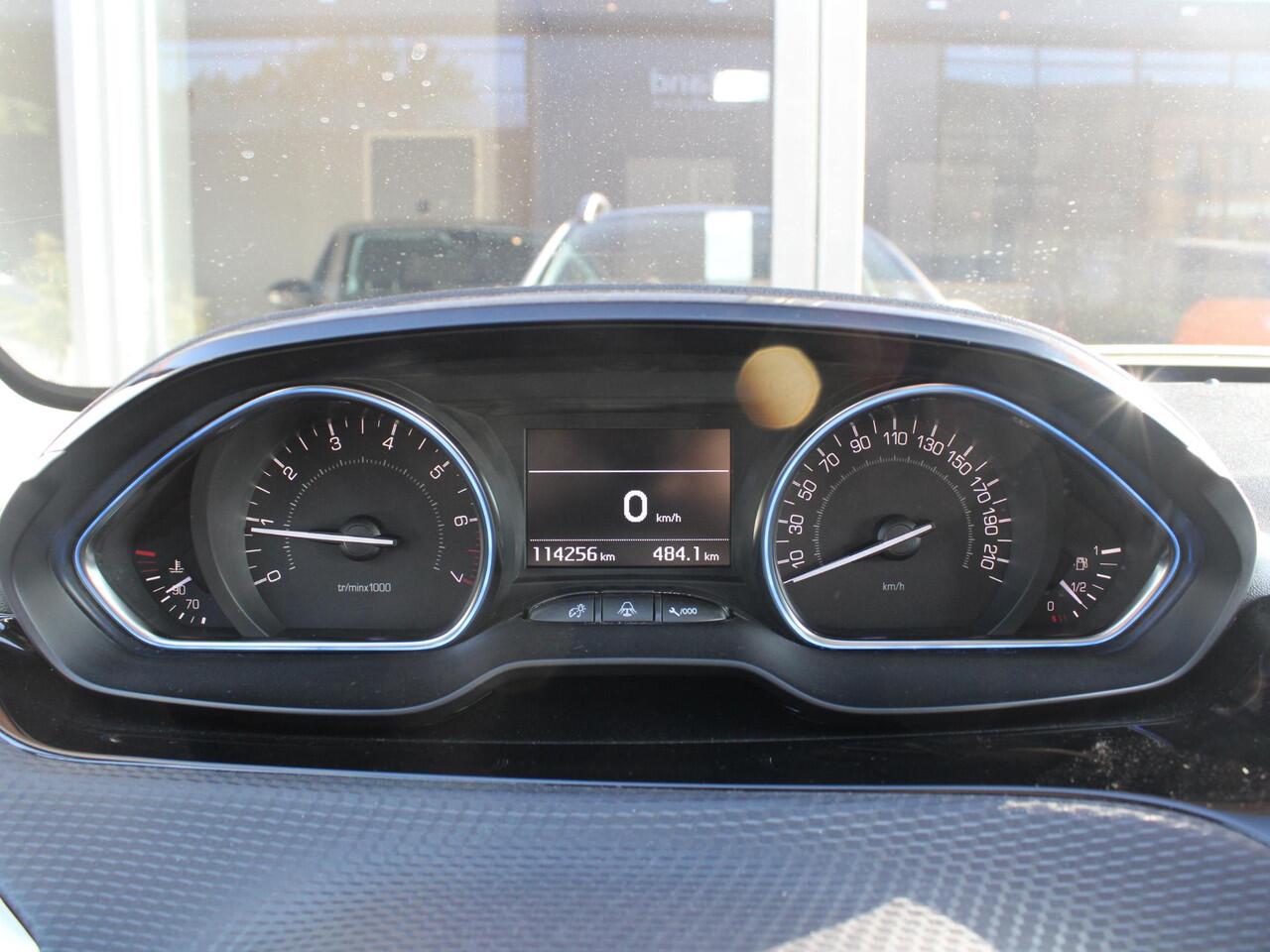 Peugeot 2008 1.2 PureTech 110PK Allure Stoelverwarming, Panoramadak en Climate Control