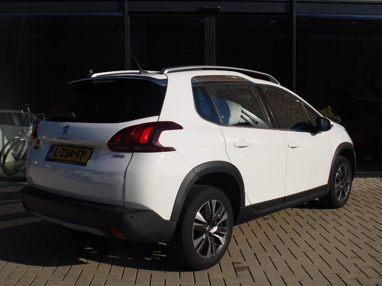 Peugeot 2008 1.2 PureTech 110PK Allure Stoelverwarming, Panoramadak en Climate Control