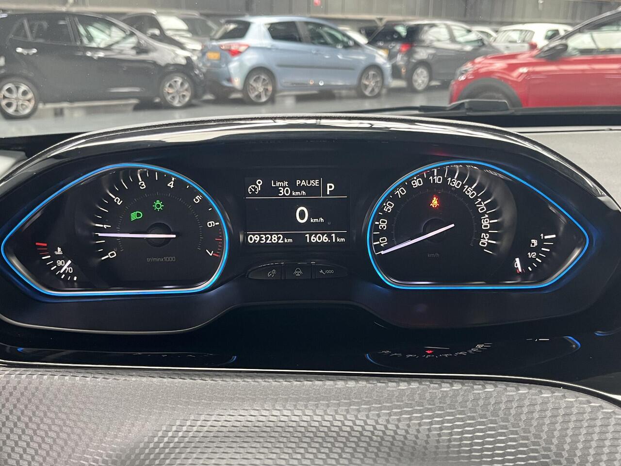 Peugeot 2008 1.2 PureTech Allure Automaat, Met Trekhaak, Apple Carplay & Android Auto, Achteruitrij Camera, CruiseControl