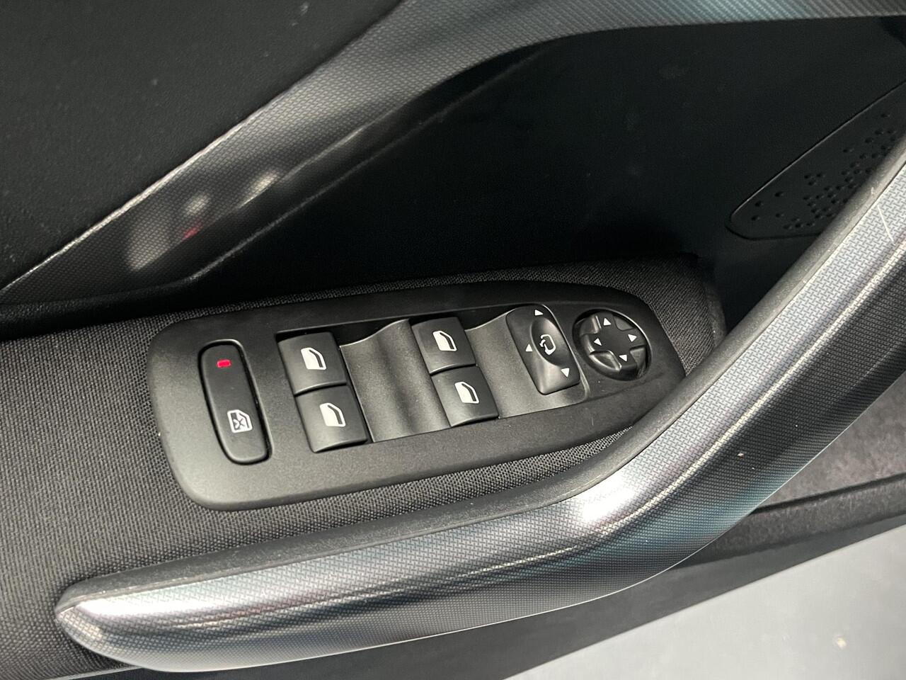 Peugeot 2008 1.2 PureTech Allure Automaat, Met Trekhaak, Apple Carplay & Android Auto, Achteruitrij Camera, CruiseControl