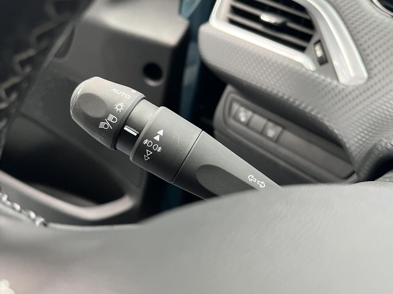 Peugeot 2008 1.2 PureTech Allure Automaat, Met Trekhaak, Apple Carplay & Android Auto, Achteruitrij Camera, CruiseControl