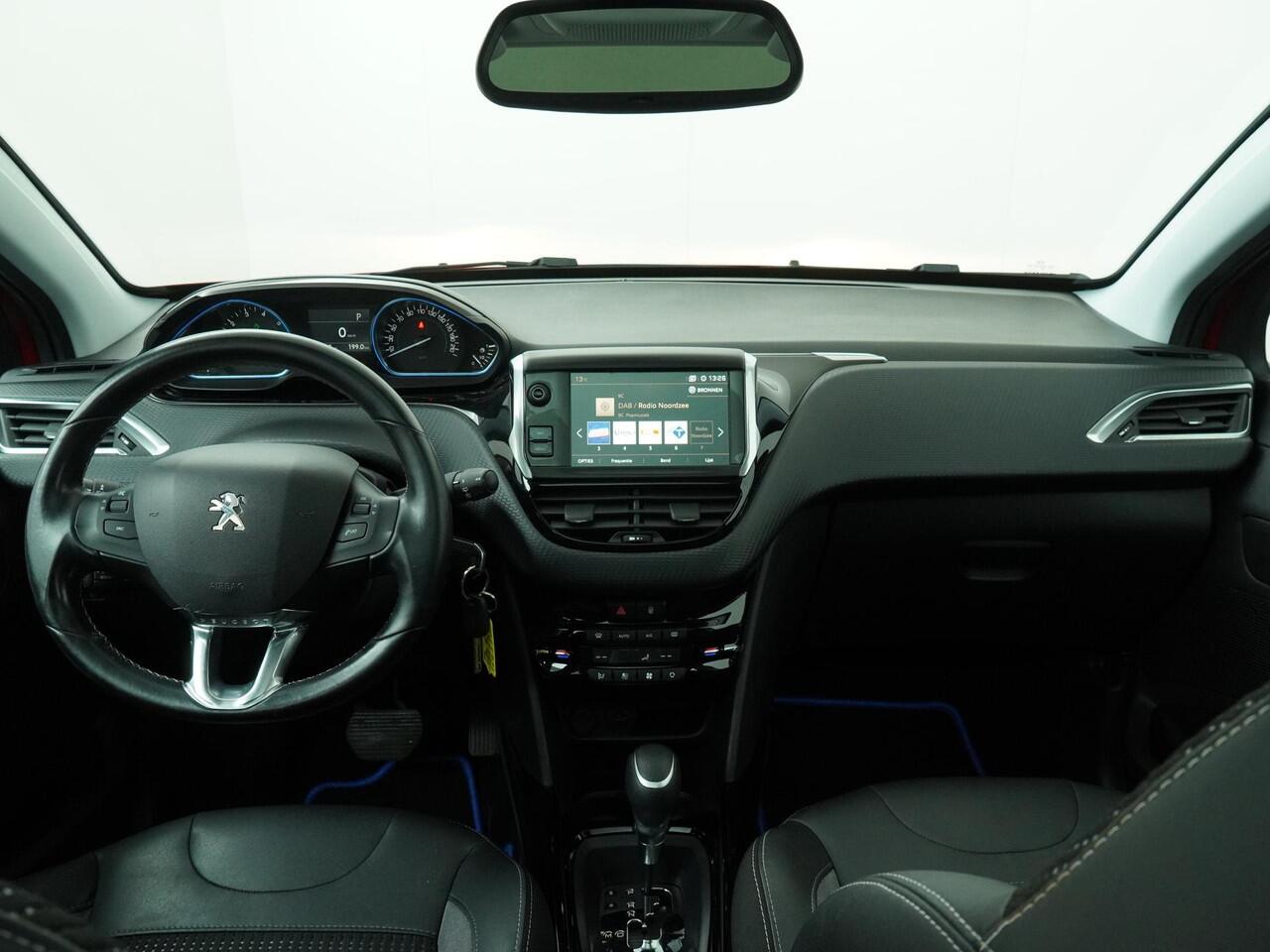 Peugeot 2008 1.2 PureTech Allure Automaat - Navigatie - Half lederen bekleding - Climate Control
