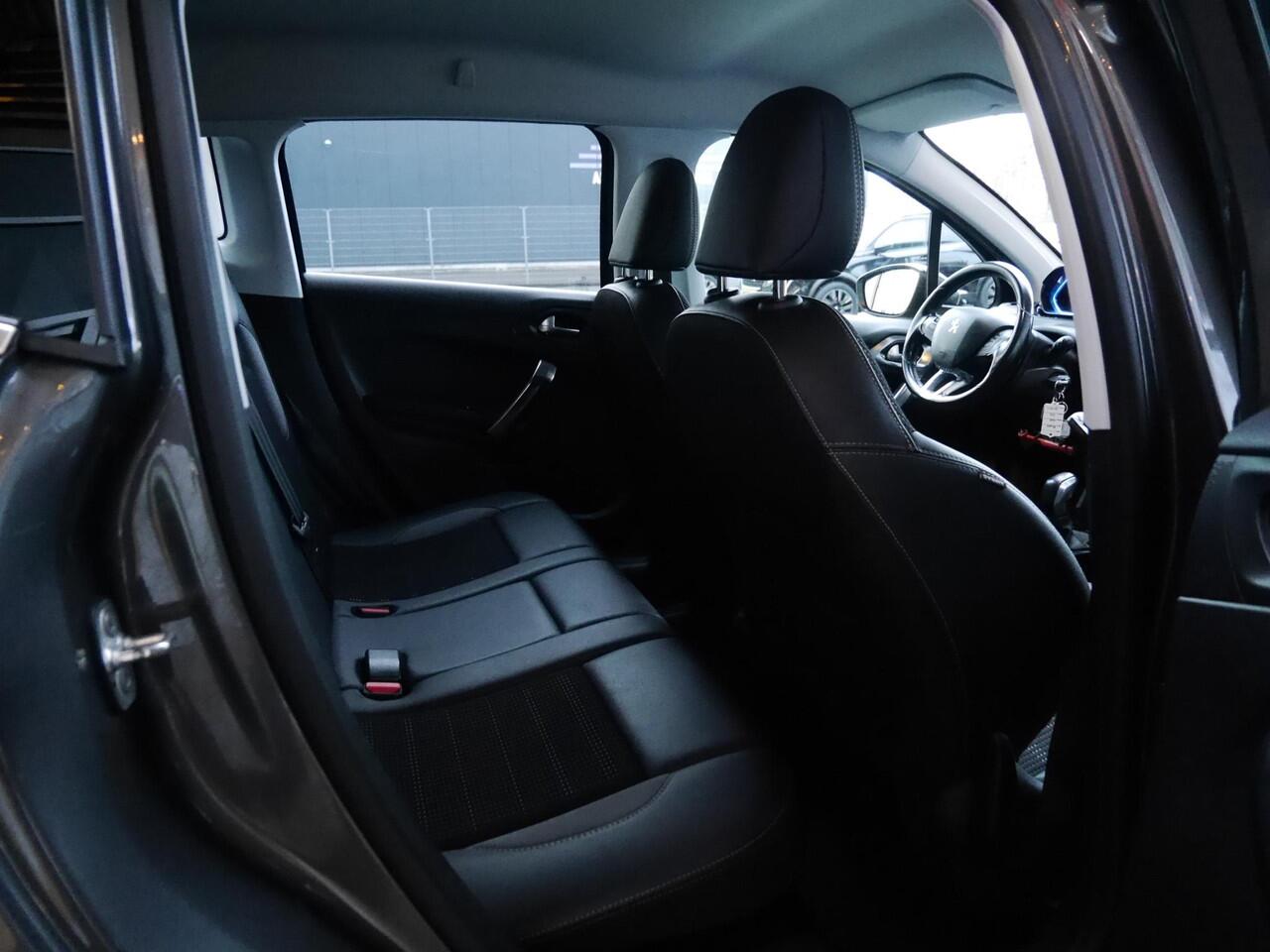 Peugeot 2008 1.2 PureTech Allure | Navigatie | Apple carplay & android auto | Trekhaak | Climate control | Lichtmetalen velgen | Dab radio | Cruise control | Extra getint glas | Grip control