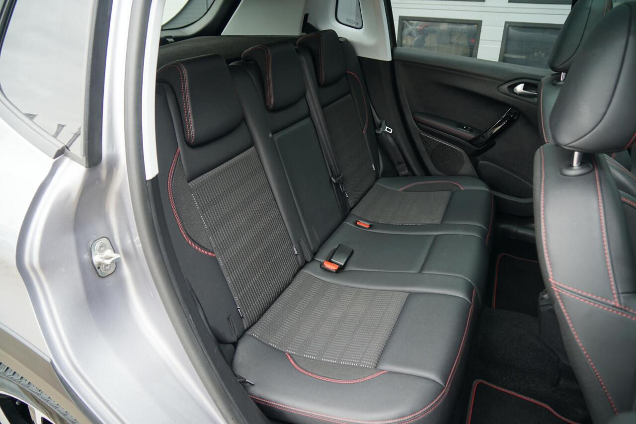 Peugeot 2008 1.2 PureTech GT-Line + TREKHAAK / PANORAMA / STOELVERWARMING / SENSOREN