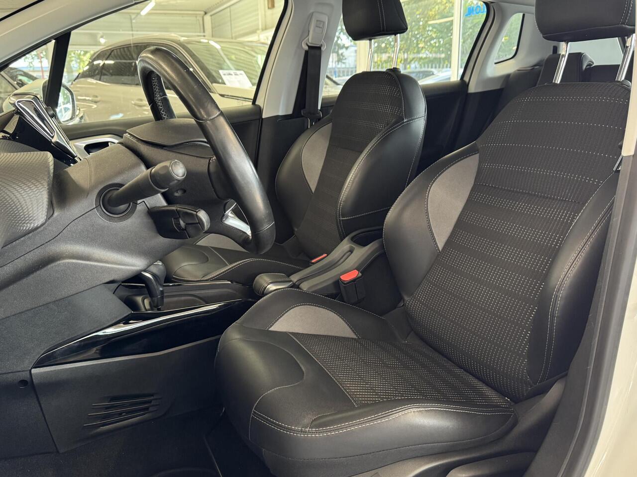 Peugeot 2008 1.2 PureTech Allure | Automaat | Camera | Navi | Trekhaak | Stoelverwarming | Clima | ( Vesteging - Nieuwegein )