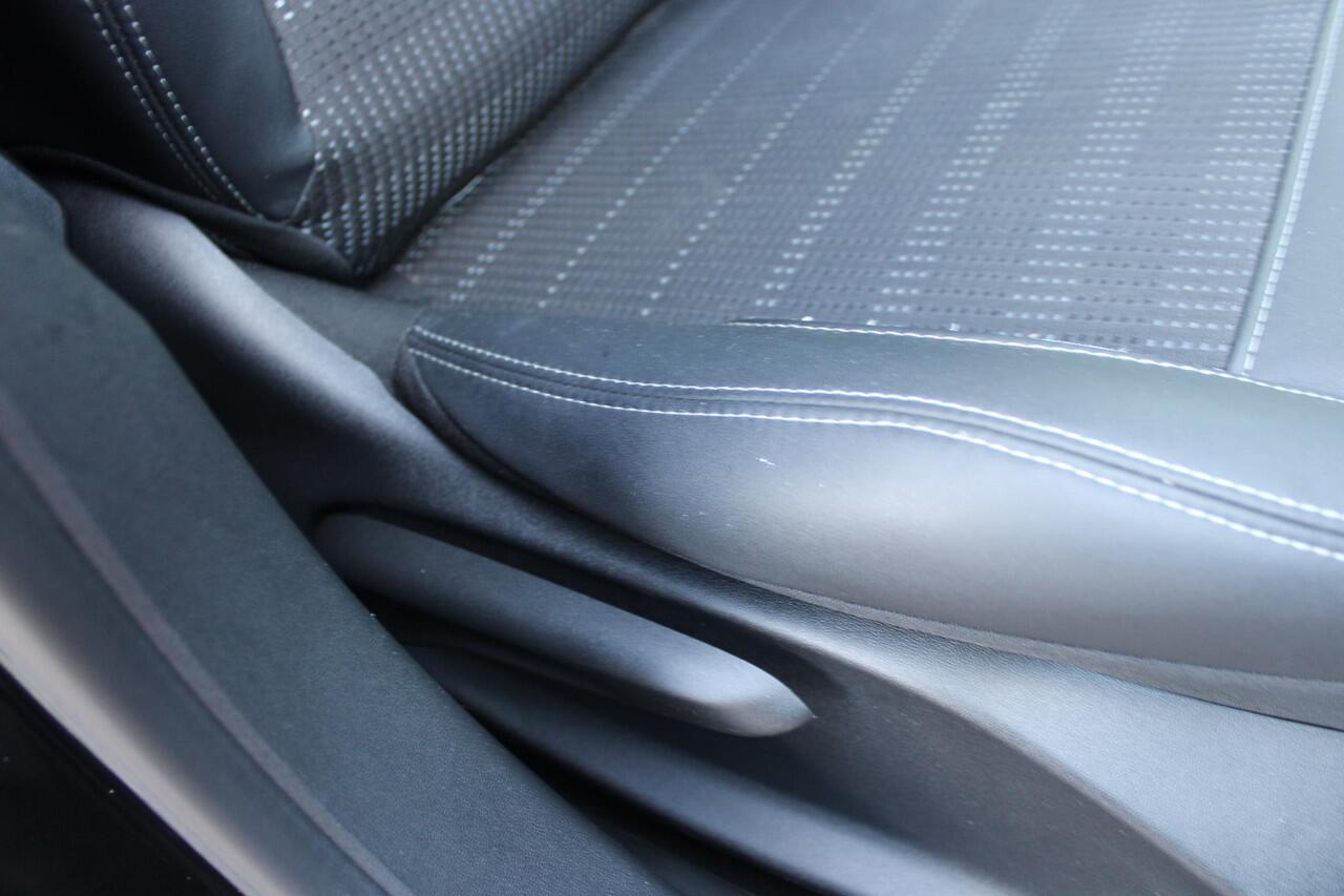 Peugeot 2008 1.2 PureTech 110pk Allure Airco Navi Carplay Panoramadak 49.193km