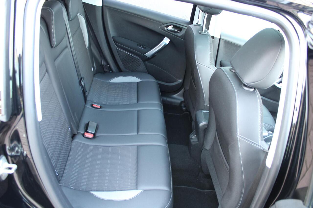 Peugeot 2008 1.2 PureTech 110pk Allure Airco Navi Carplay Panoramadak 49.193km