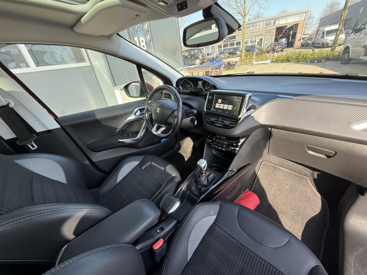 Peugeot 2008 1.2 PureTech GT-Line pano navi