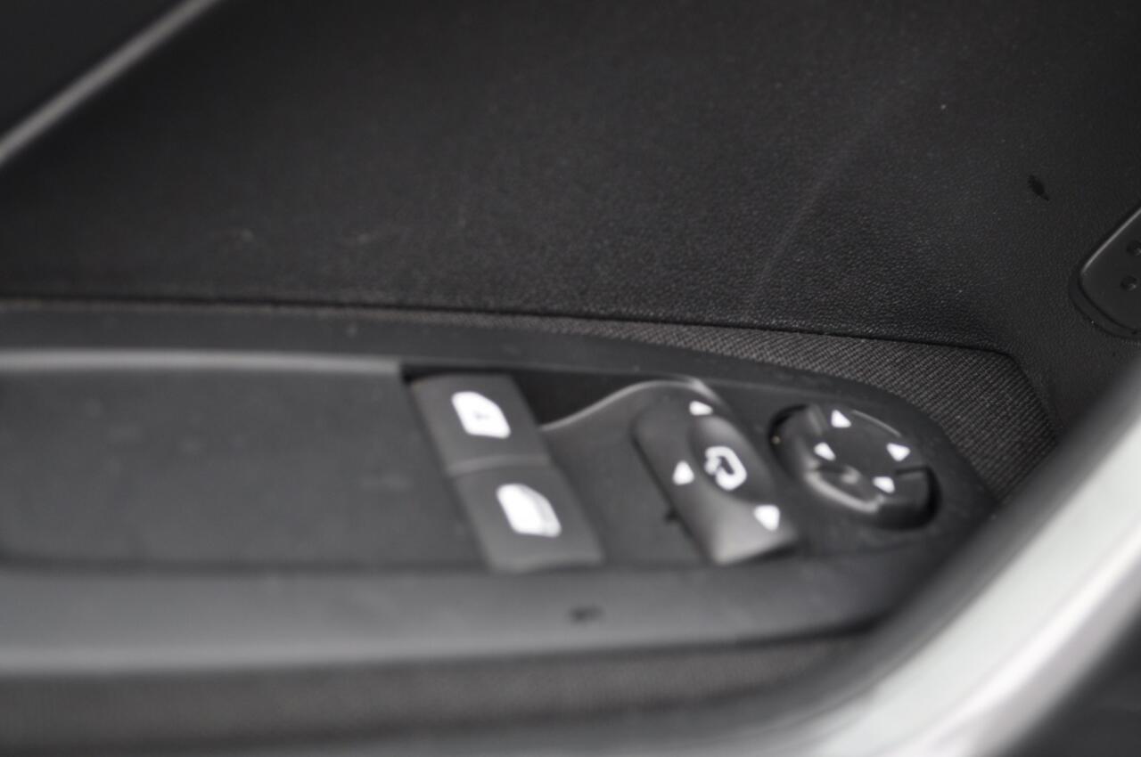 Peugeot 2008 1.2 Active Autom 110Pk pdc v+a clima