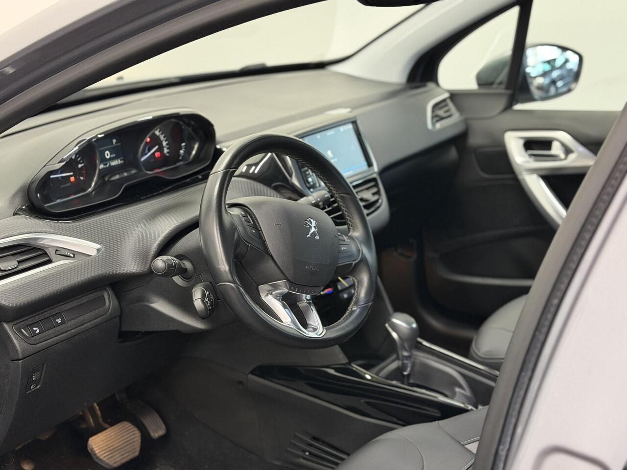 Peugeot 2008 1.2 PureTech Allure Navigatie Parkeersensoren achter Cruise Control Climate Control Half leder Lichtmetalen velgen Getinte ramen