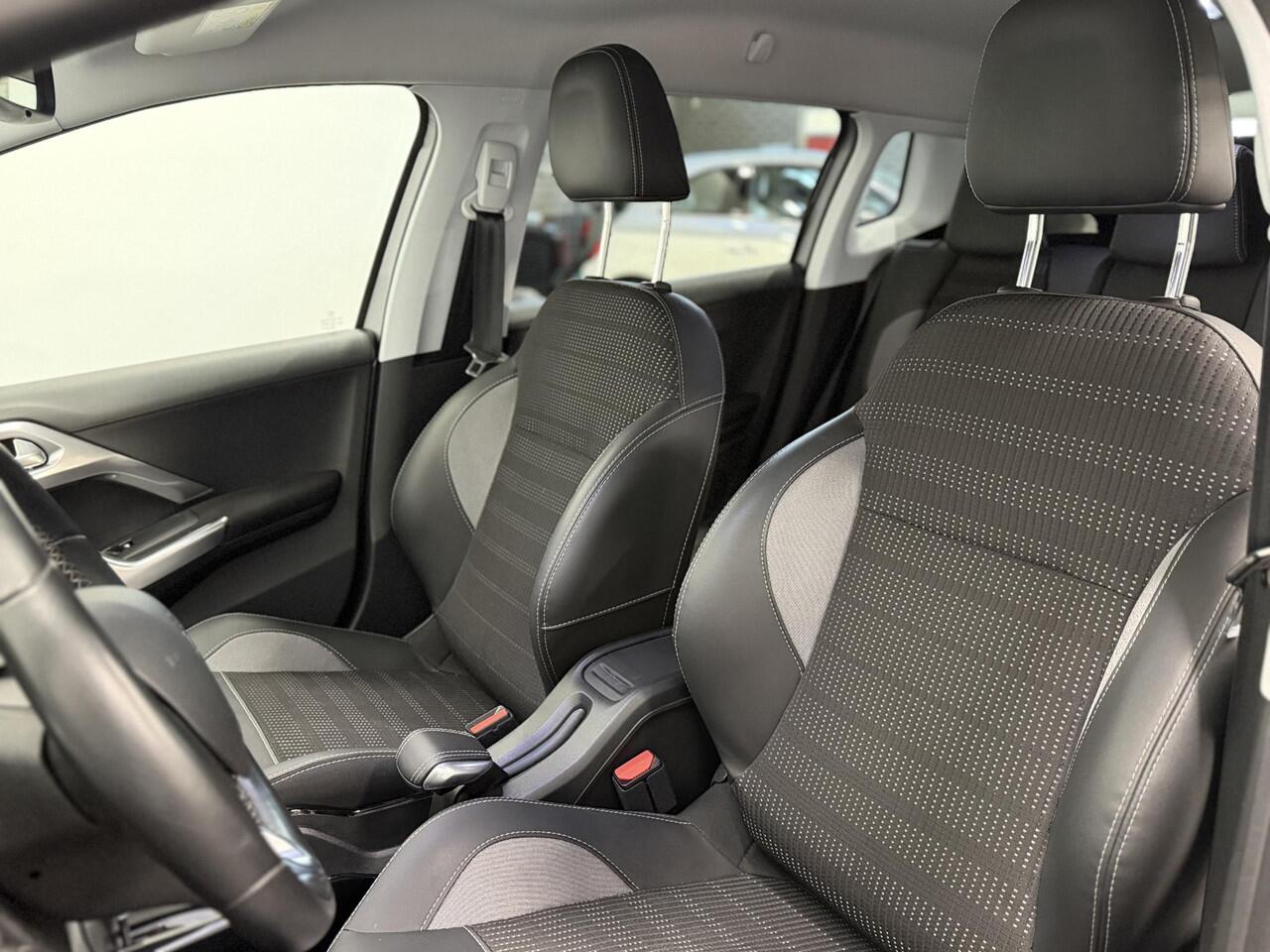 Peugeot 2008 1.2 PureTech Allure Navigatie Parkeersensoren achter Cruise Control Climate Control Half leder Lichtmetalen velgen Getinte ramen