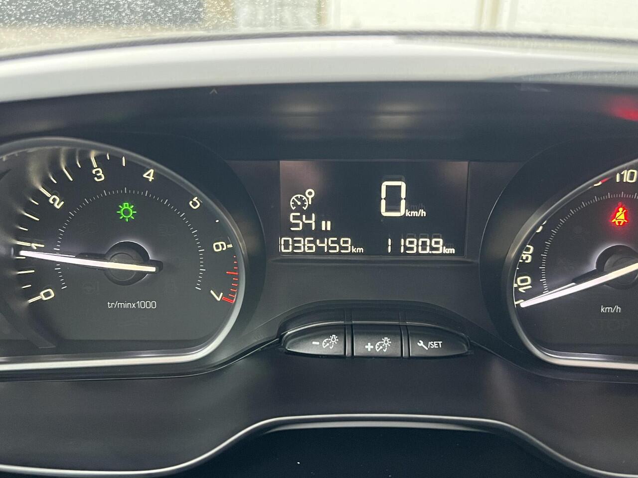 Peugeot 2008 1.2 PureTech Signature Navi Trekhaak LED Parkeerhulp