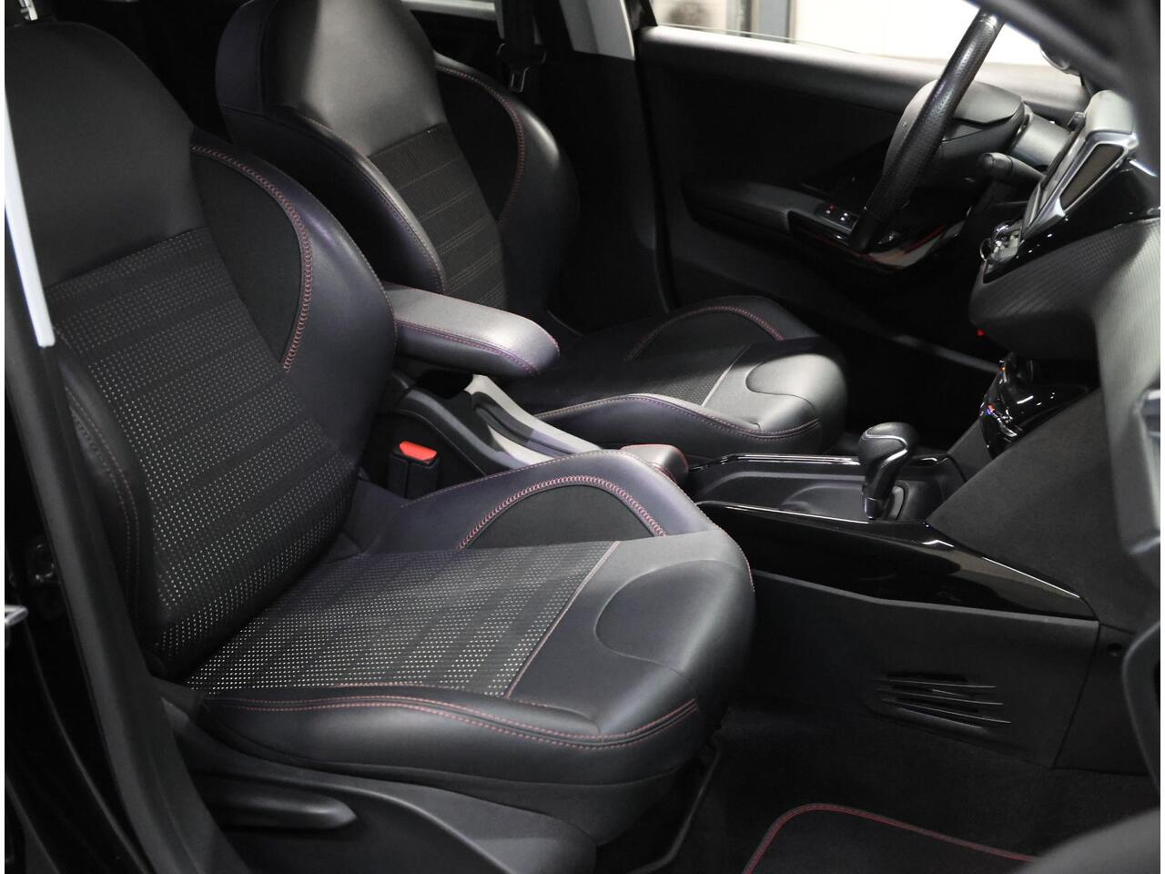 Peugeot 2008 1.2 GT-Line 110PK AUTOMAAT | Achteruitrijcamera | Armsteun | Bluetooth | Navigatie | Climate Control | Cruise Control | LED | 17" Lichtmetalen Velgen | Isofix | Privacy Glass |