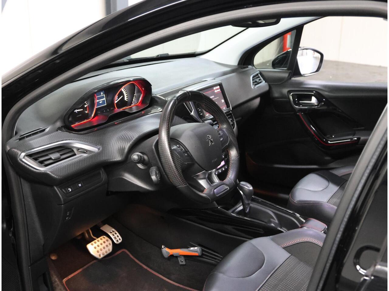 Peugeot 2008 1.2 GT-Line 110PK AUTOMAAT | Achteruitrijcamera | Armsteun | Bluetooth | Navigatie | Climate Control | Cruise Control | LED | 17" Lichtmetalen Velgen | Isofix | Privacy Glass |
