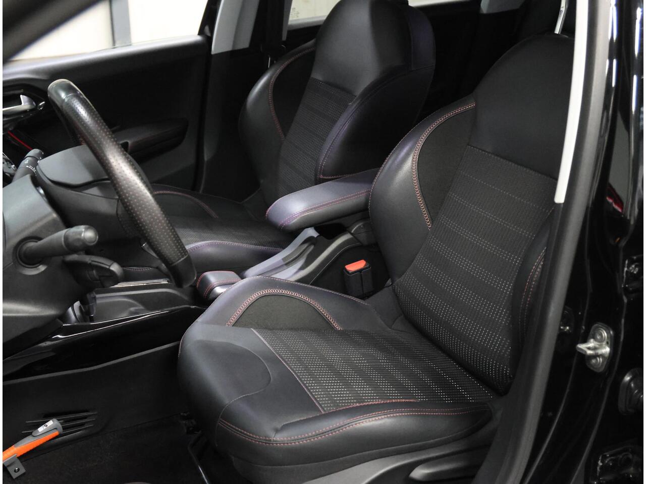 Peugeot 2008 1.2 GT-Line 110PK AUTOMAAT | Achteruitrijcamera | Armsteun | Bluetooth | Navigatie | Climate Control | Cruise Control | LED | 17" Lichtmetalen Velgen | Isofix | Privacy Glass |