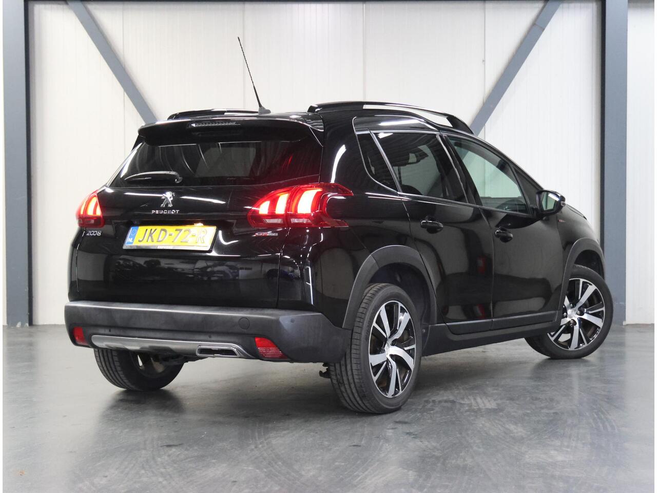 Peugeot 2008 1.2 GT-Line 110PK AUTOMAAT | Achteruitrijcamera | Armsteun | Bluetooth | Navigatie | Climate Control | Cruise Control | LED | 17" Lichtmetalen Velgen | Isofix | Privacy Glass |