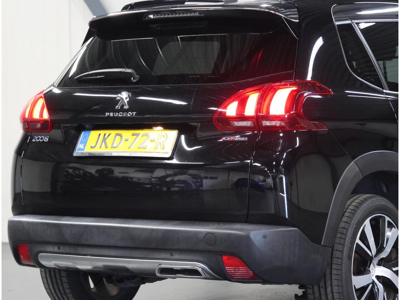 Peugeot 2008 1.2 GT-Line 110PK AUTOMAAT | Achteruitrijcamera | Armsteun | Bluetooth | Navigatie | Climate Control | Cruise Control | LED | 17" Lichtmetalen Velgen | Isofix | Privacy Glass |