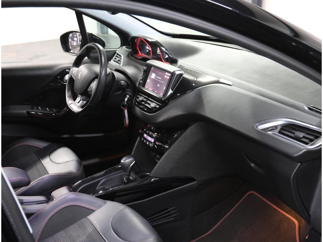 Peugeot 2008 1.2 GT-Line 110PK AUTOMAAT | Achteruitrijcamera | Armsteun | Bluetooth | Navigatie | Climate Control | Cruise Control | LED | 17" Lichtmetalen Velgen | Isofix | Privacy Glass |