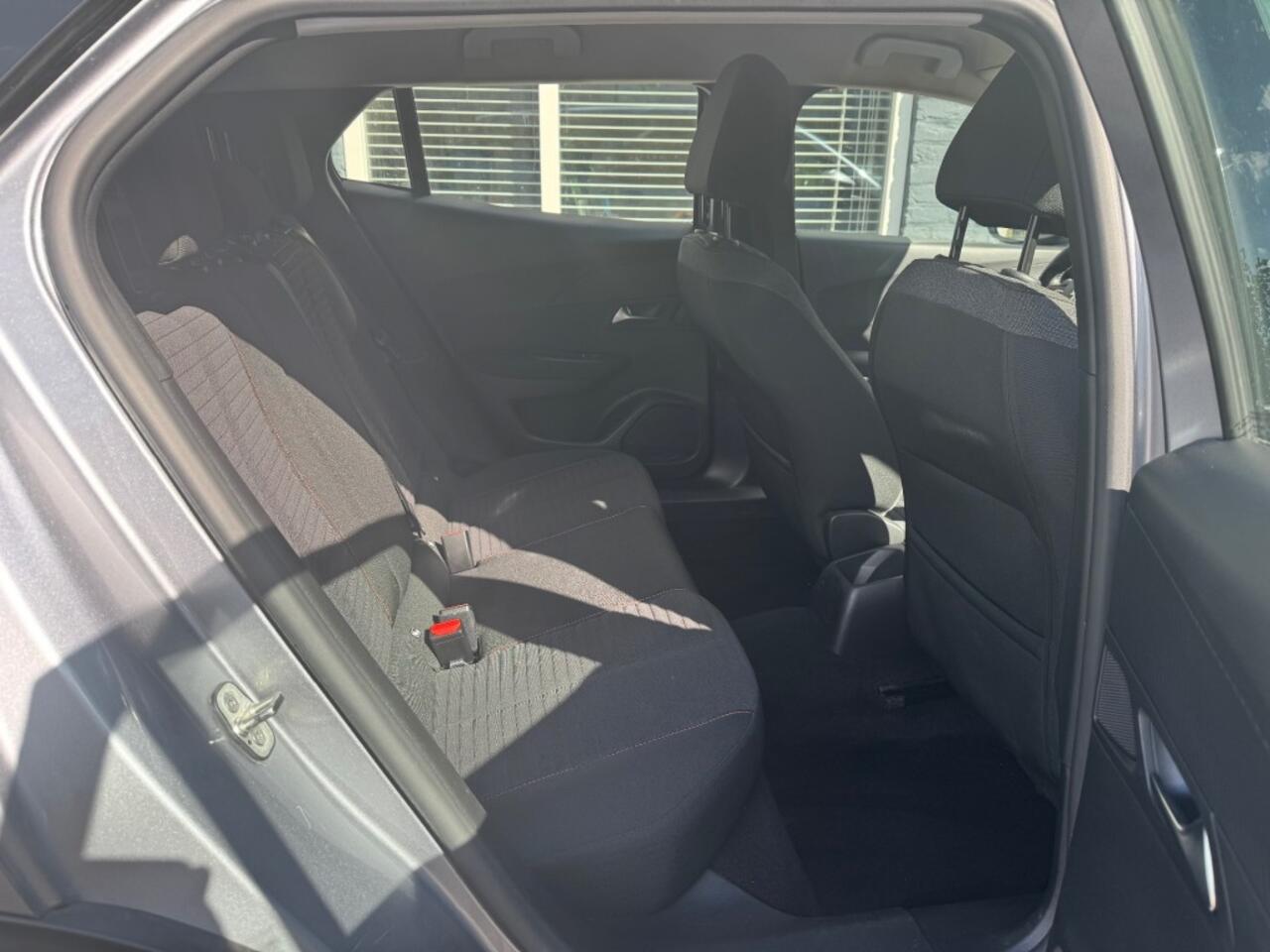 Peugeot 2008 1.2 Active Pack + Car-play + LED + Nav + Pdc - 92 dkm!