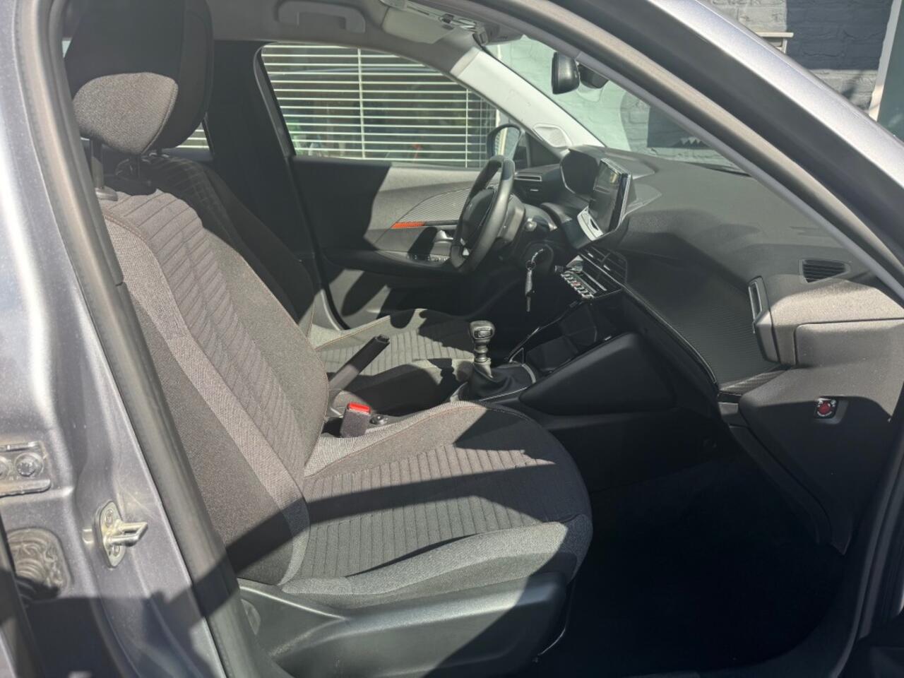 Peugeot 2008 1.2 Active Pack + Car-play + LED + Nav + Pdc - 92 dkm!