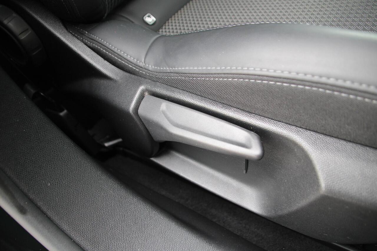 Peugeot 2008 1.2 PureTech 130pk GT-Line Airco Carplay Camera Stoelverwarming Dealer onderhouden