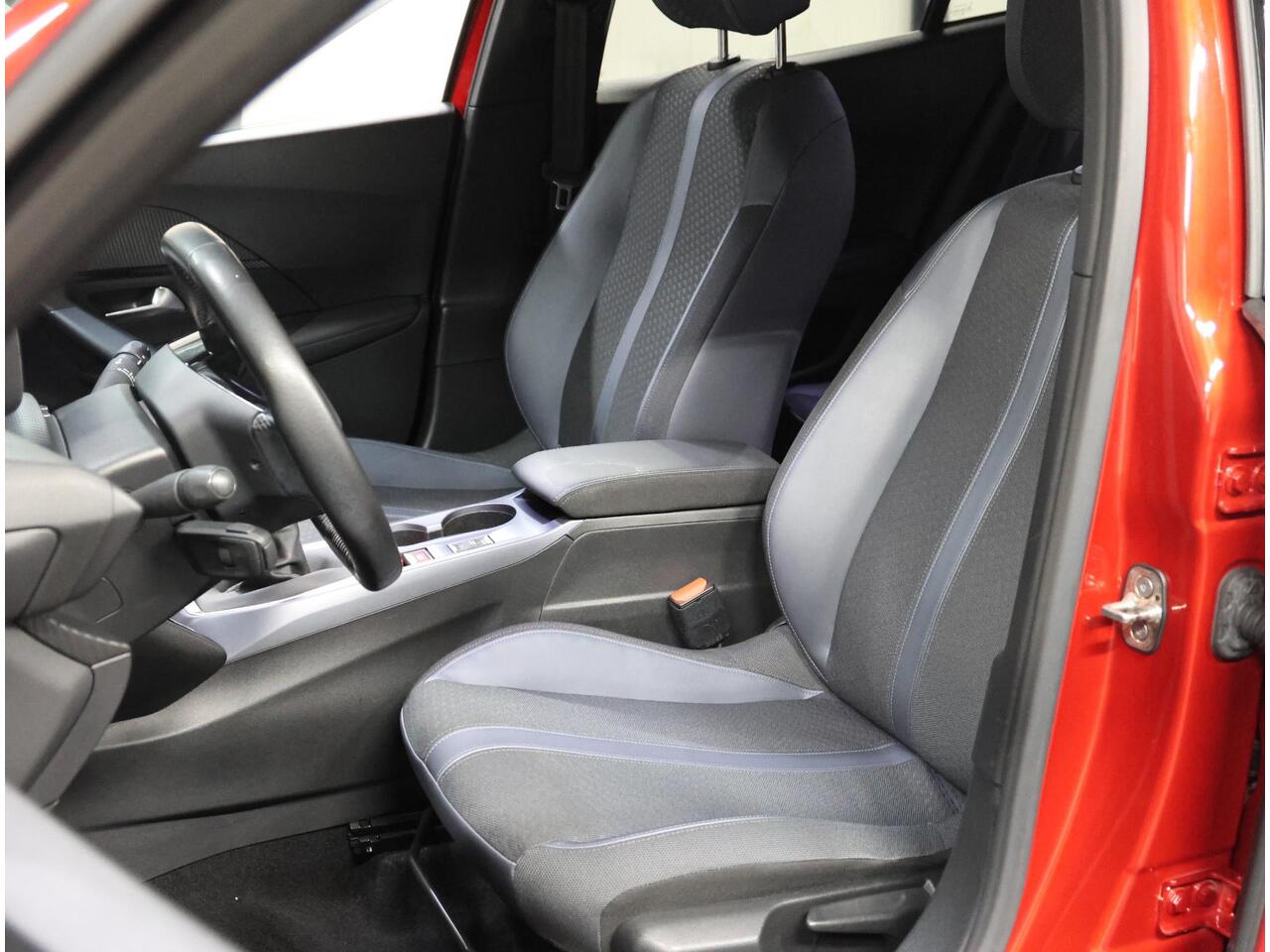 Peugeot 2008 1.2 130PK Allure | AppleCarPlay/AndroidAuto | Armsteun | Climate Control | Adaptive Cruise Control | Camera | FULL LED | Navigatie | LMV | Parkeersensoren | Privacy Glass | Isofix |