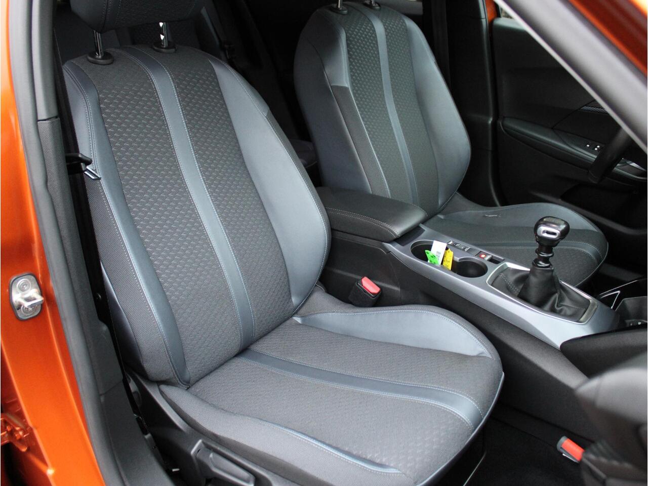 Peugeot 2008 1.2 PT Blue Lease Allure | Trekhaak / Camera / Climate