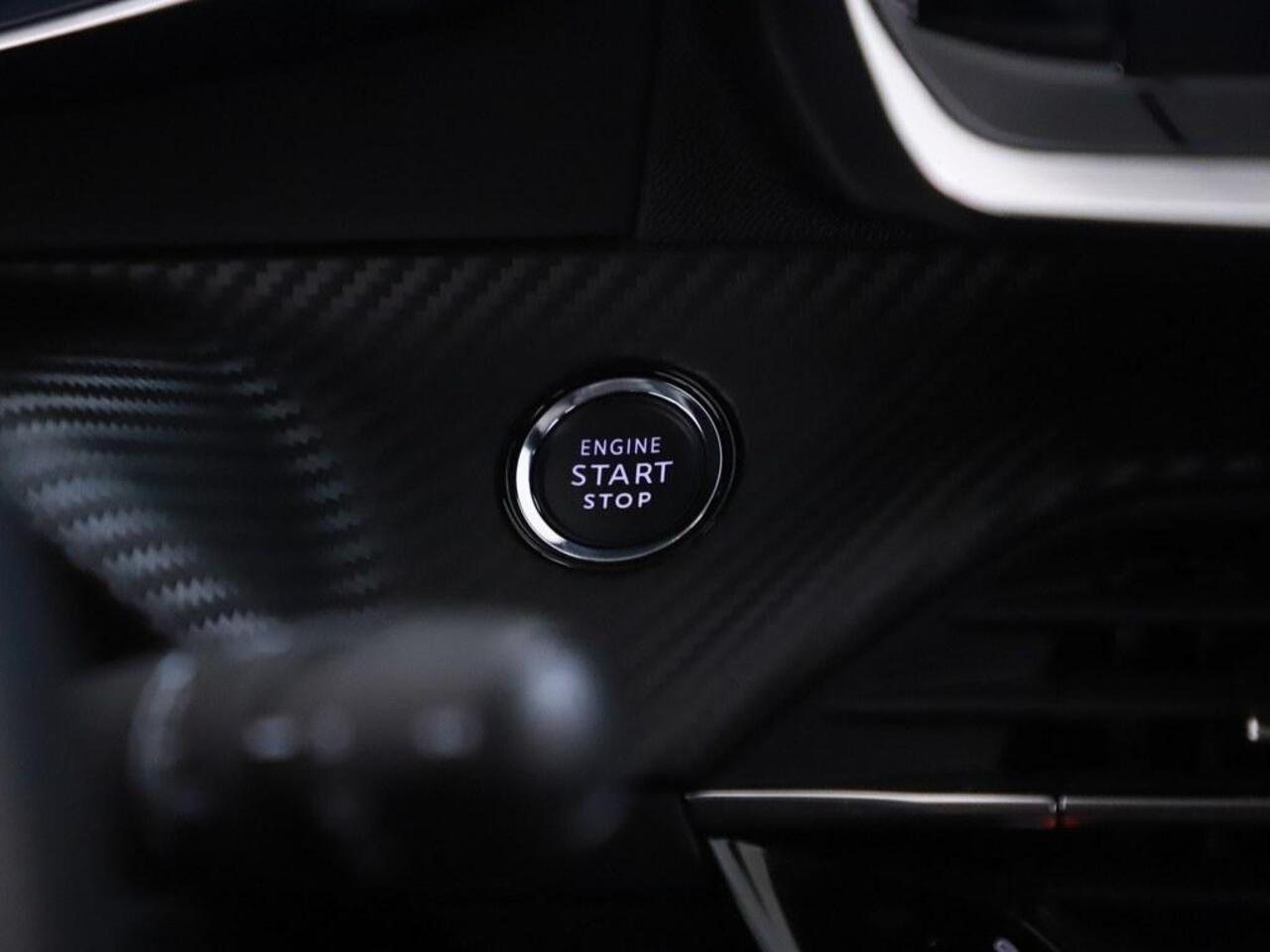 Peugeot 2008 1.2T 130PK Allure Trekhaak/Winterpakket/Ecc/Camera