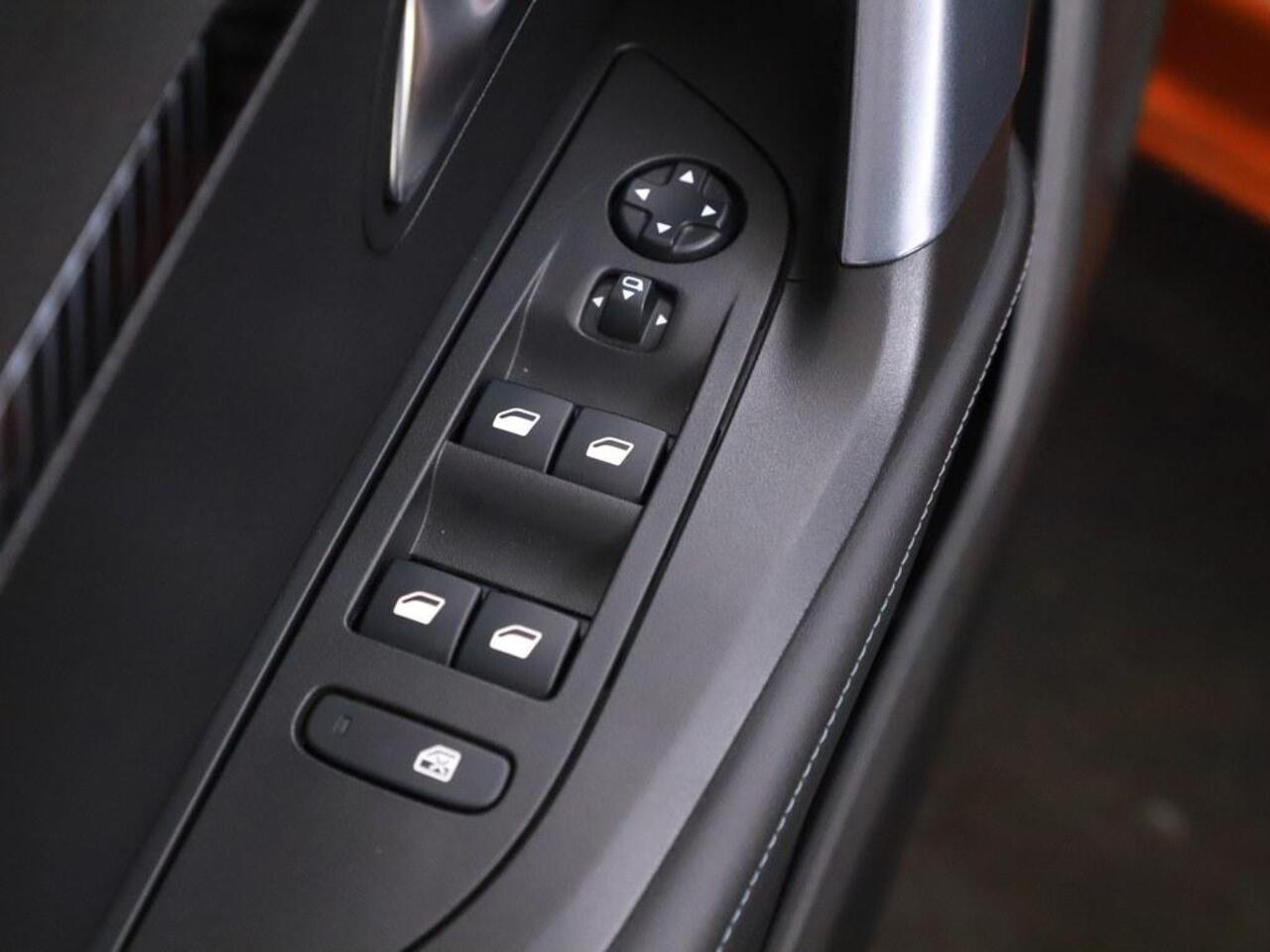 Peugeot 2008 1.2T 130PK Allure Trekhaak/Winterpakket/Ecc/Camera