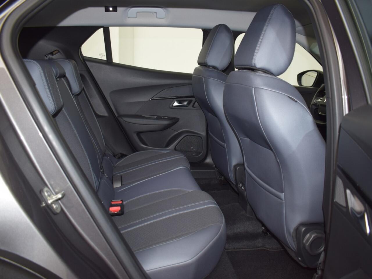 Peugeot 2008 1.2 PureTech Allure | Camera o Navigatie o CarPlay o LED