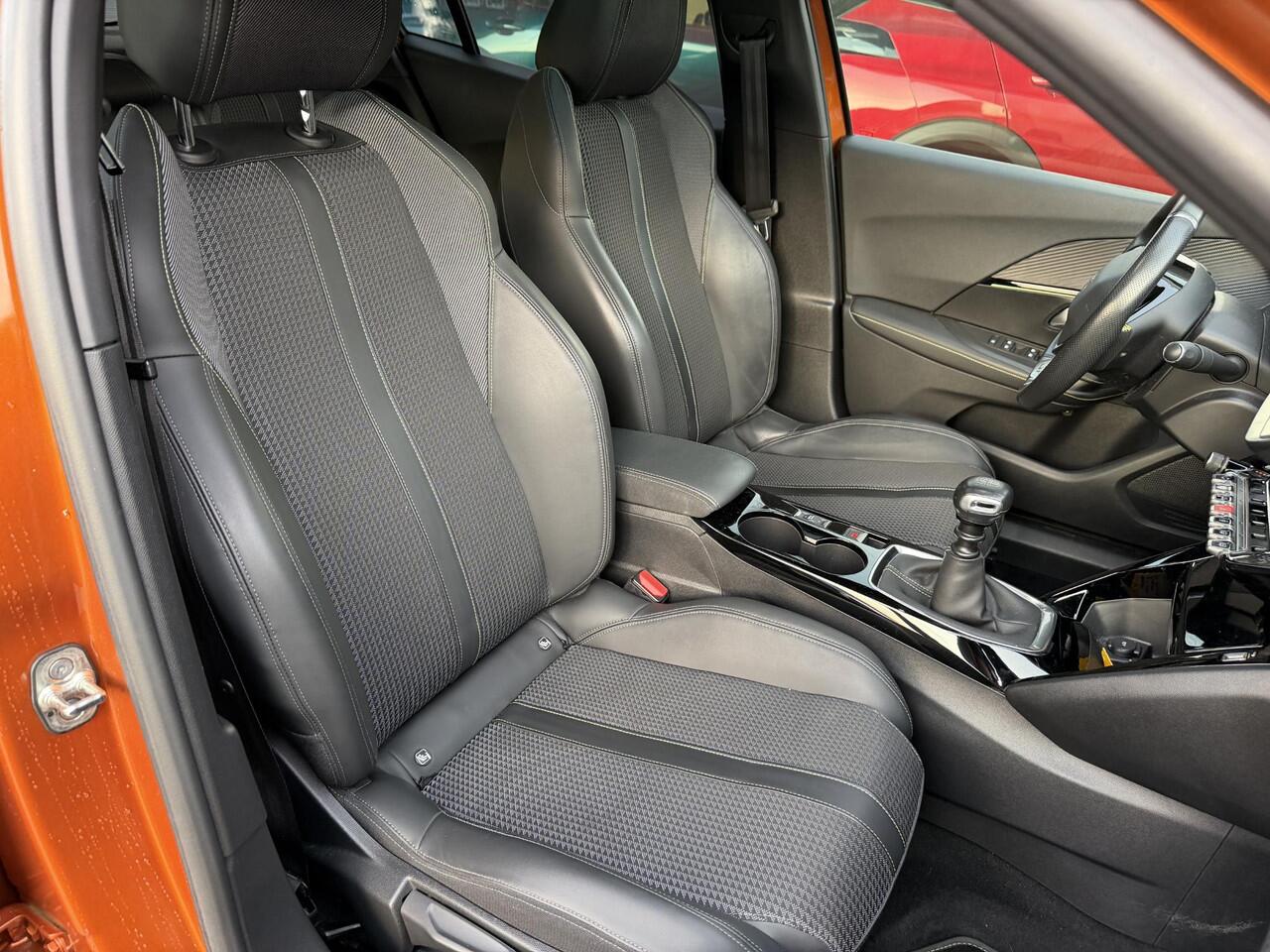 Peugeot 2008 1.2 Turbo 130 PK GT-Line | Panorama Schuif-Kanteldak | Navigatie via Telefoon | Stoelverwarming | Cruise Control | Full LED Verlichting | Keyless Start | 18" Lichtmetalen Velgen EVISSA | Climate Control | Camera | Parkeersensoren |