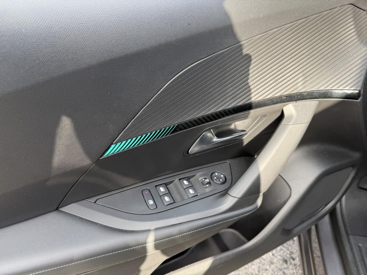 Peugeot 2008 1.2 PureTech Allure Cam360/Virtual/cruise/6bak