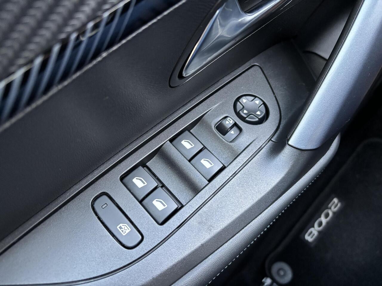 Peugeot 2008 1.2 PureTech Automaat Allure Navi/Panorama/Trekhaak