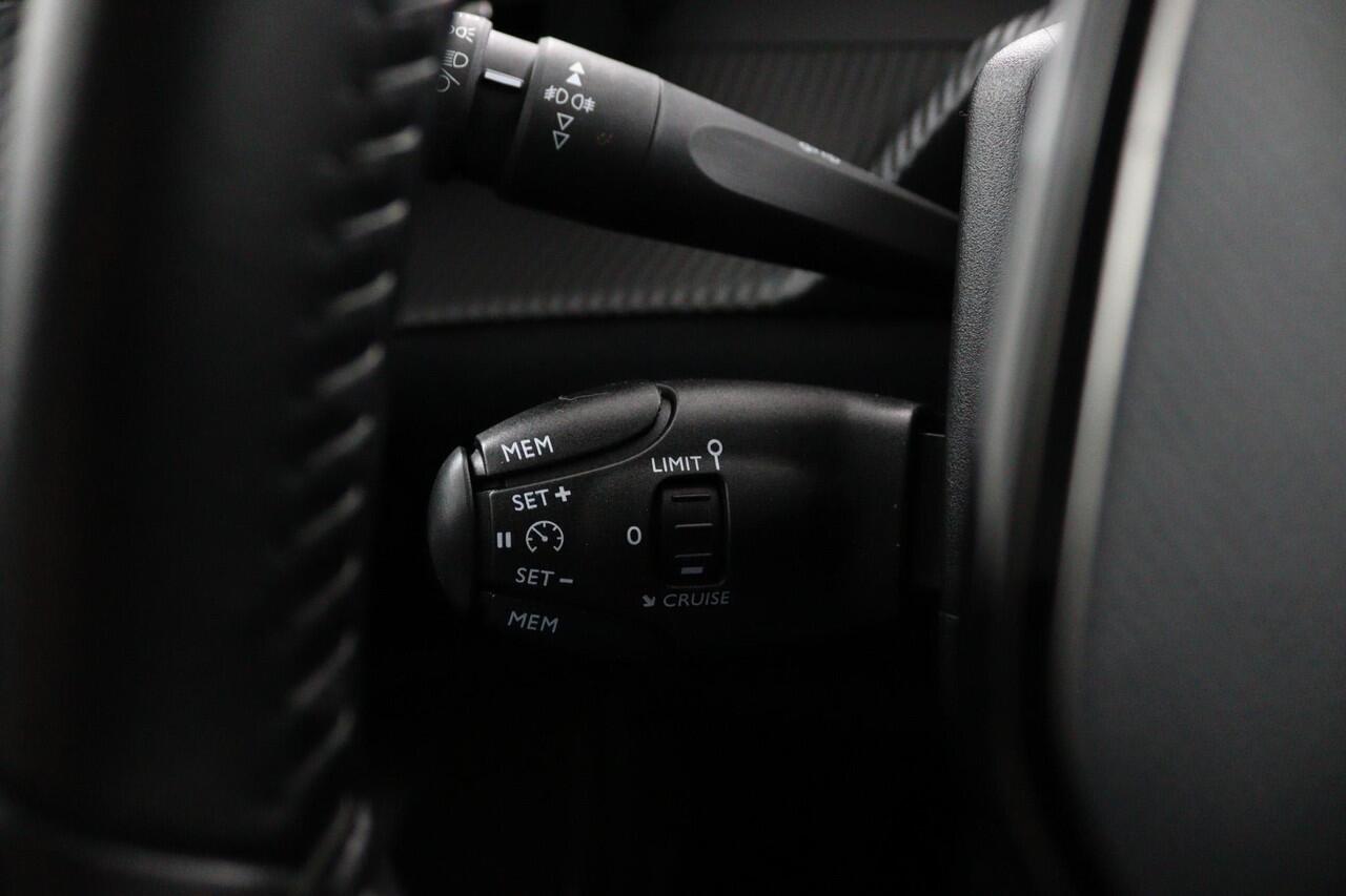 Peugeot 2008 1.2 PureTech Blue*NAVI*CAM*HAAK*ECC*CRUISE*CARPLAY