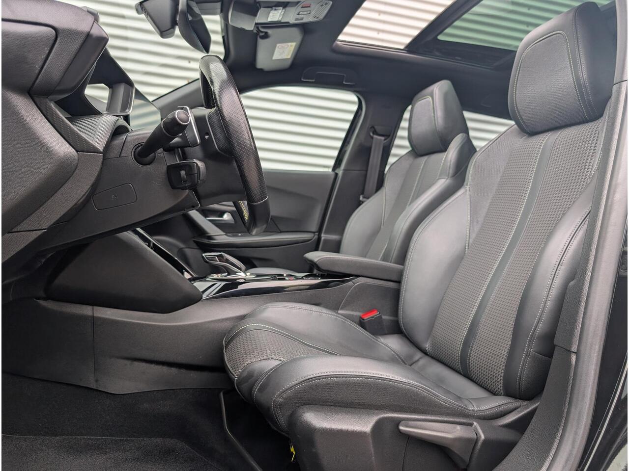 Peugeot 2008 GT 1.2 Turbo 130pk EAT8 | FOCAL HIFI | SCHUIF/KANTELDAK | NAVI | STOELVERW. | CAMERA |