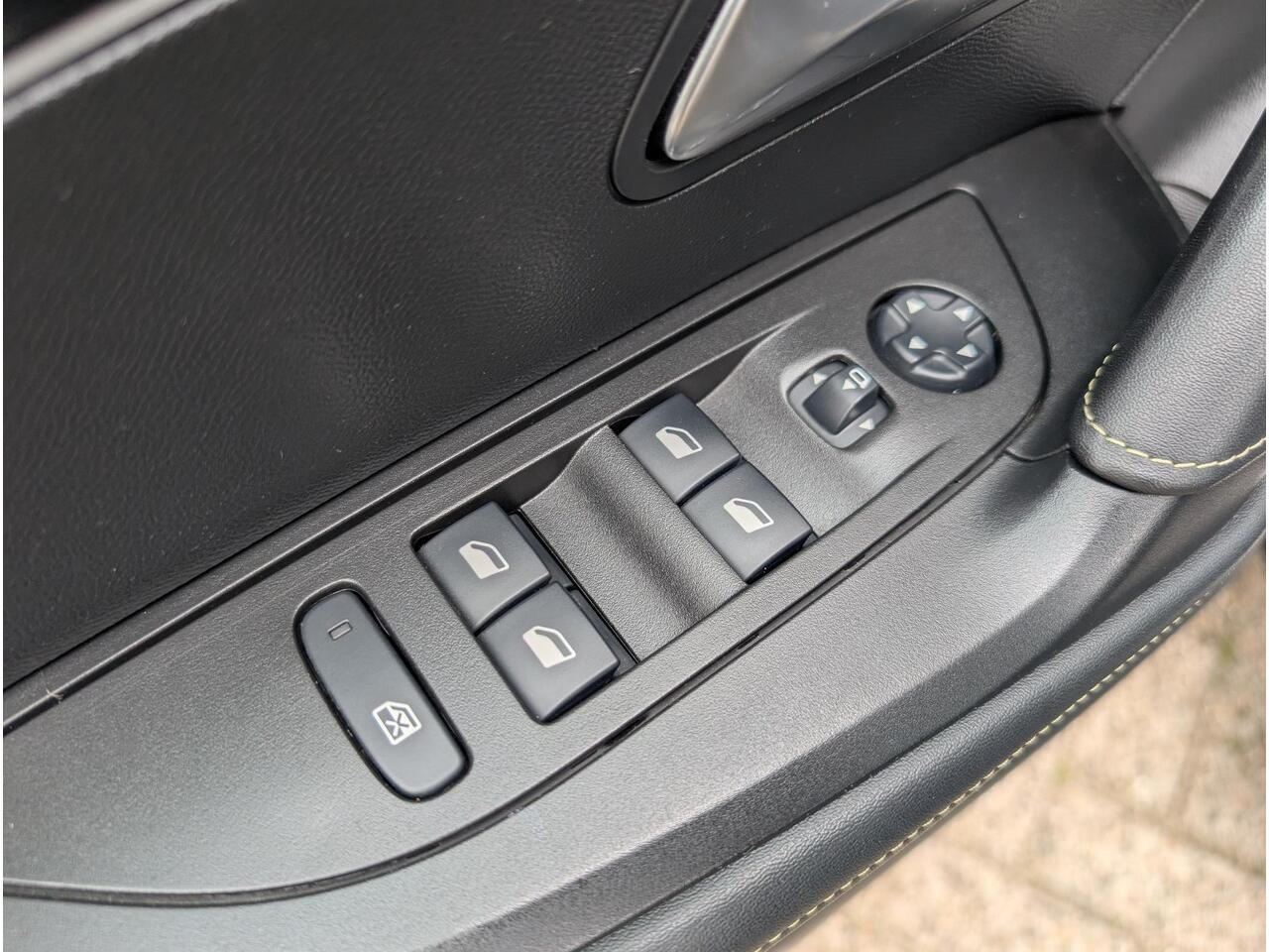 Peugeot 2008 GT 1.2 Turbo 130pk EAT8 | FOCAL HIFI | SCHUIF/KANTELDAK | NAVI | STOELVERW. | CAMERA |