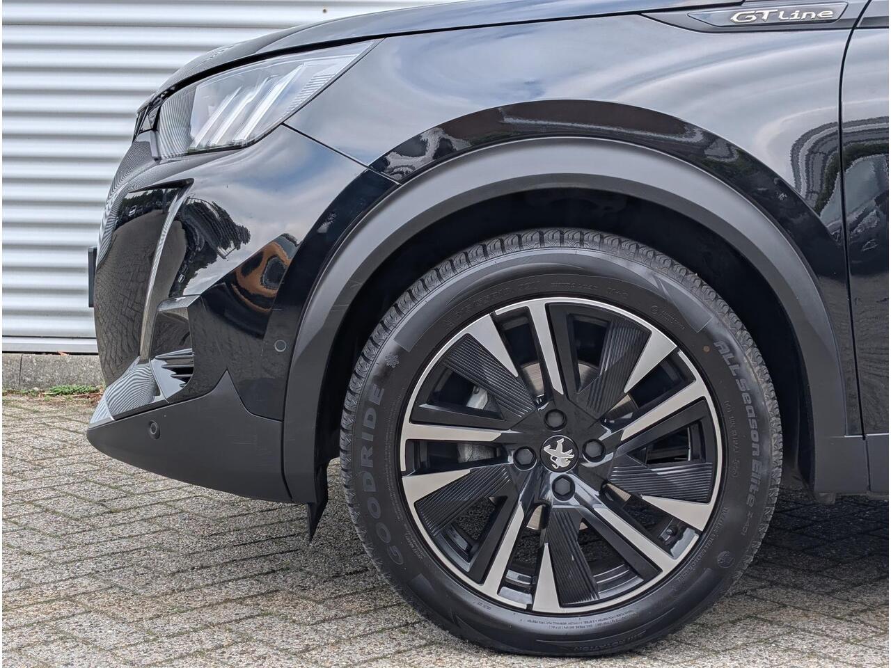 Peugeot 2008 GT 1.2 Turbo 130pk EAT8 | FOCAL HIFI | SCHUIF/KANTELDAK | NAVI | STOELVERW. | CAMERA |