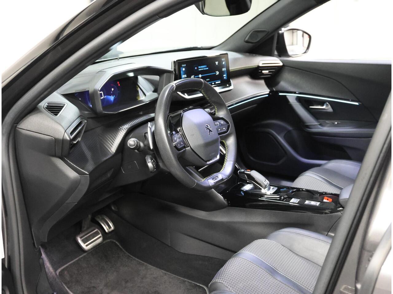 Peugeot 2008 1.2 130PK GT | AppleCarplay/Android Auto | 18"LMV | Camera | AUTOMAAT | Keyless | Cruise Control | Climate Control | Camera | FULL LED | Two-Tone | Sfeerverlichting | Isofix | Privacy Glass |