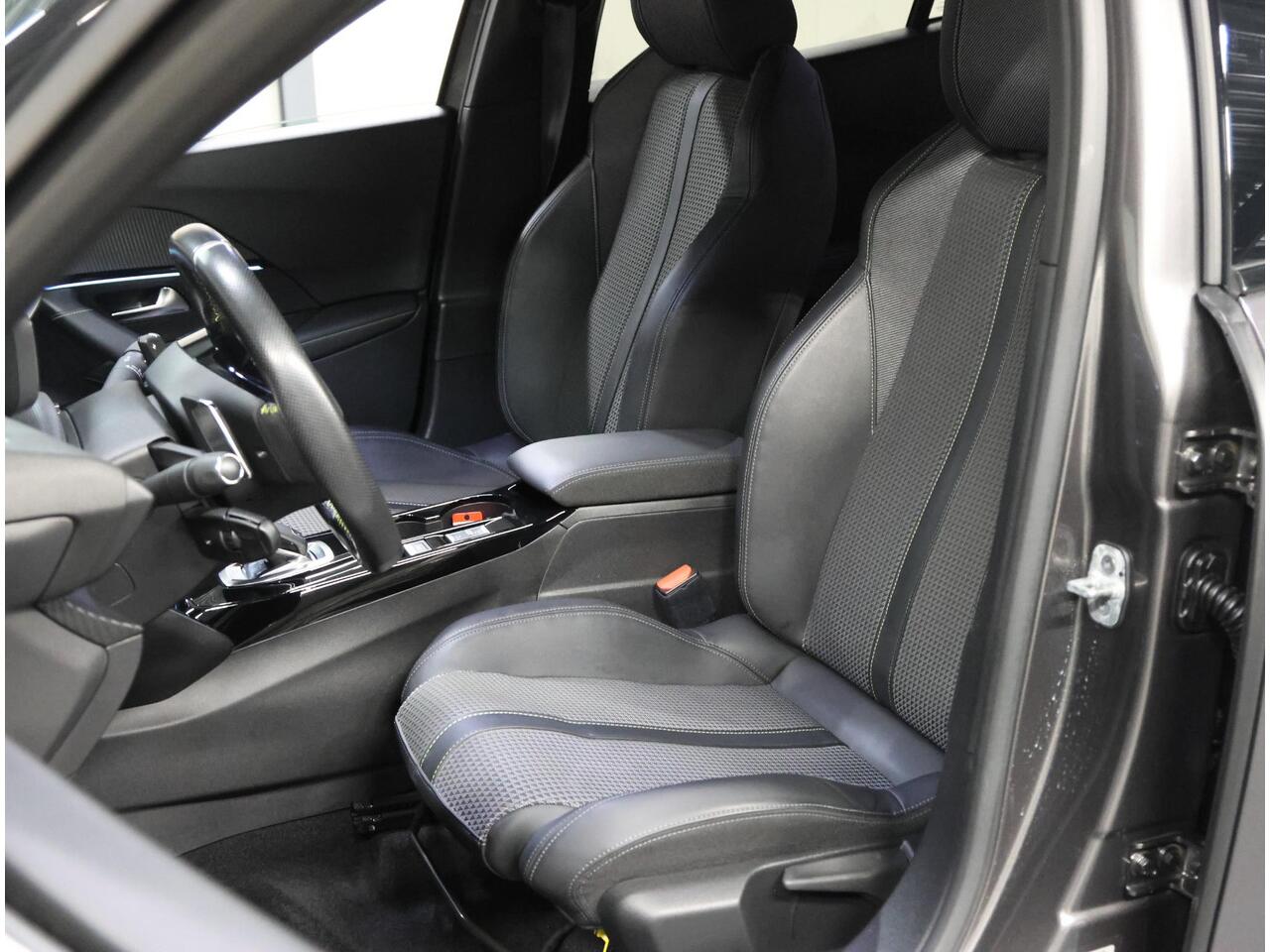 Peugeot 2008 1.2 130PK GT | AppleCarplay/Android Auto | 18"LMV | Camera | AUTOMAAT | Keyless | Cruise Control | Climate Control | Camera | FULL LED | Two-Tone | Sfeerverlichting | Isofix | Privacy Glass |