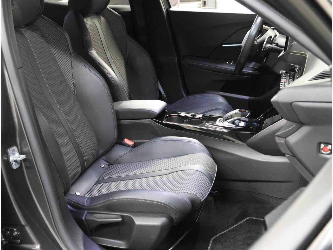 Peugeot 2008 1.2 130PK GT | AppleCarplay/Android Auto | 18"LMV | Camera | AUTOMAAT | Keyless | Cruise Control | Climate Control | Camera | FULL LED | Two-Tone | Sfeerverlichting | Isofix | Privacy Glass |