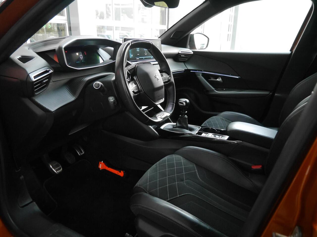 Peugeot 2008 1.2 130PK PureTech GT Pack | Stoelverwarming | Camera | 18inch | Adaptieve cruise control | Navigatie | Keyless entry & Start