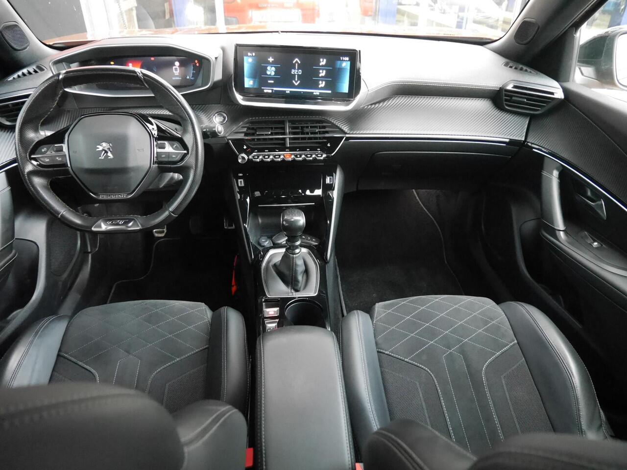 Peugeot 2008 1.2 130PK PureTech GT Pack | Stoelverwarming | Camera | 18inch | Adaptieve cruise control | Navigatie | Keyless entry & Start