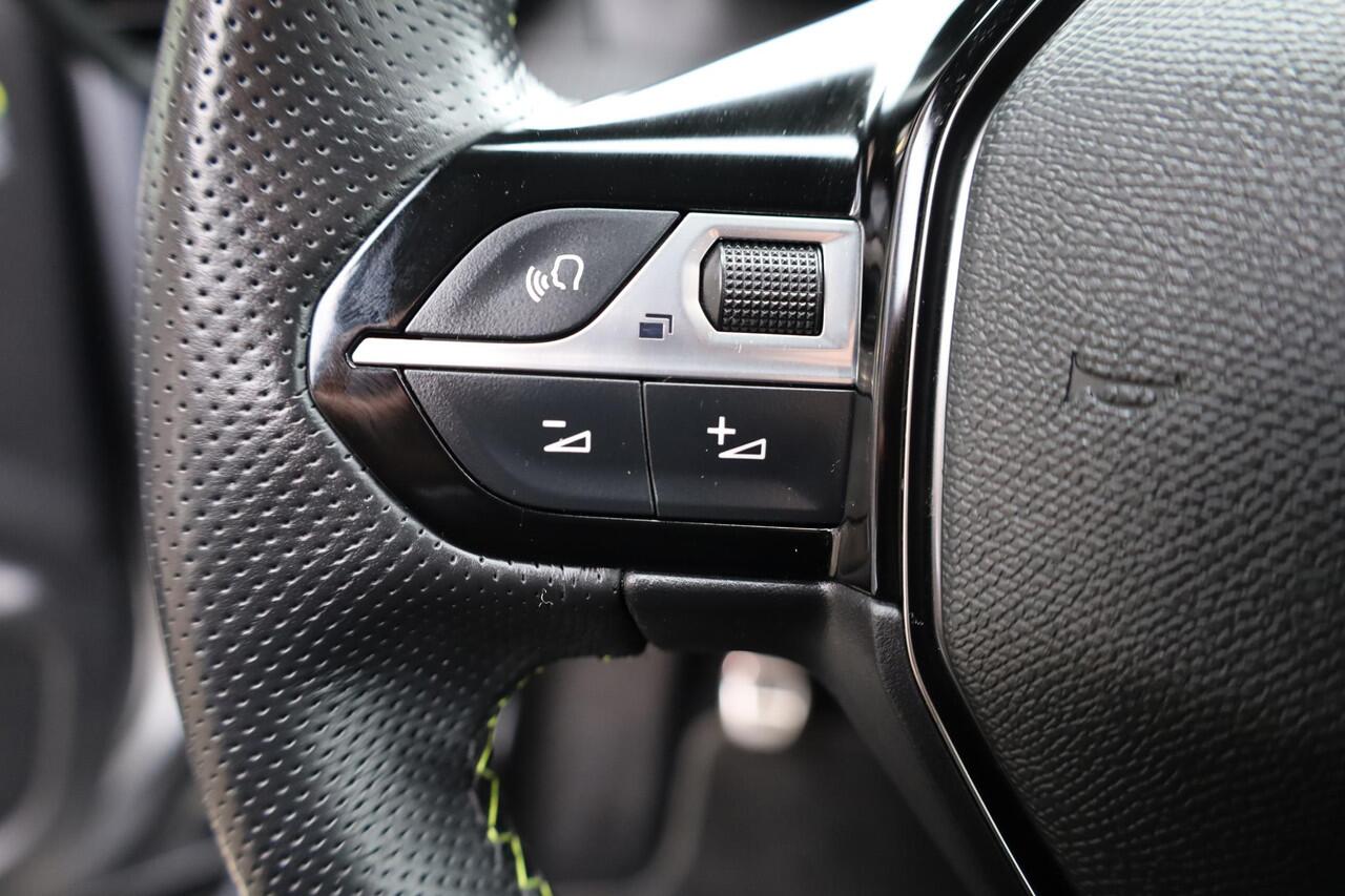 Peugeot 2008 1.2 PureTech GT Pack 131PK!! ALCANTARA/LEER CAMERA STOELVERWARMING CARPLAY DUO-TONE DAB 2xKEYLESS 2xPDC CRUISE 18"LMV