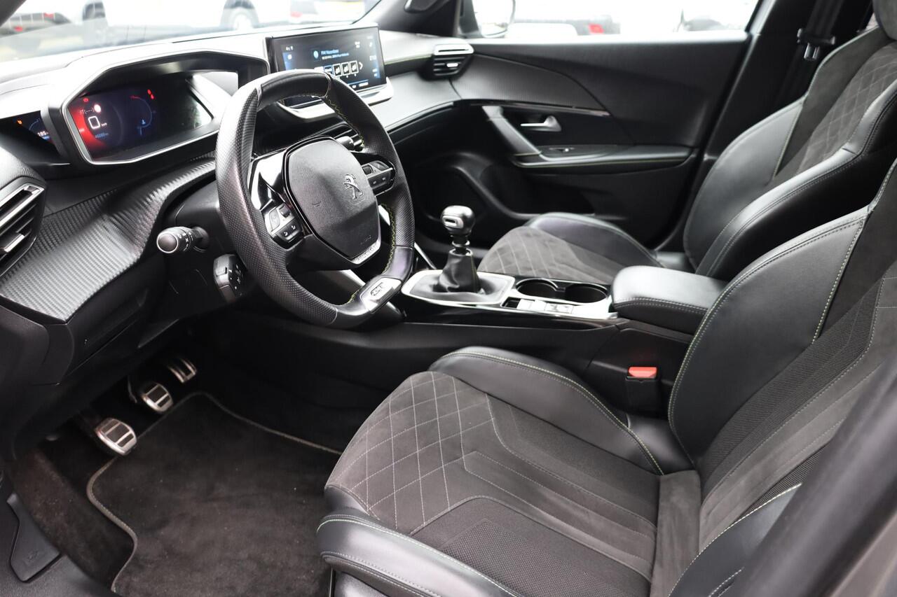 Peugeot 2008 1.2 PureTech GT Pack 131PK!! ALCANTARA/LEER CAMERA STOELVERWARMING CARPLAY DUO-TONE DAB 2xKEYLESS 2xPDC CRUISE 18"LMV