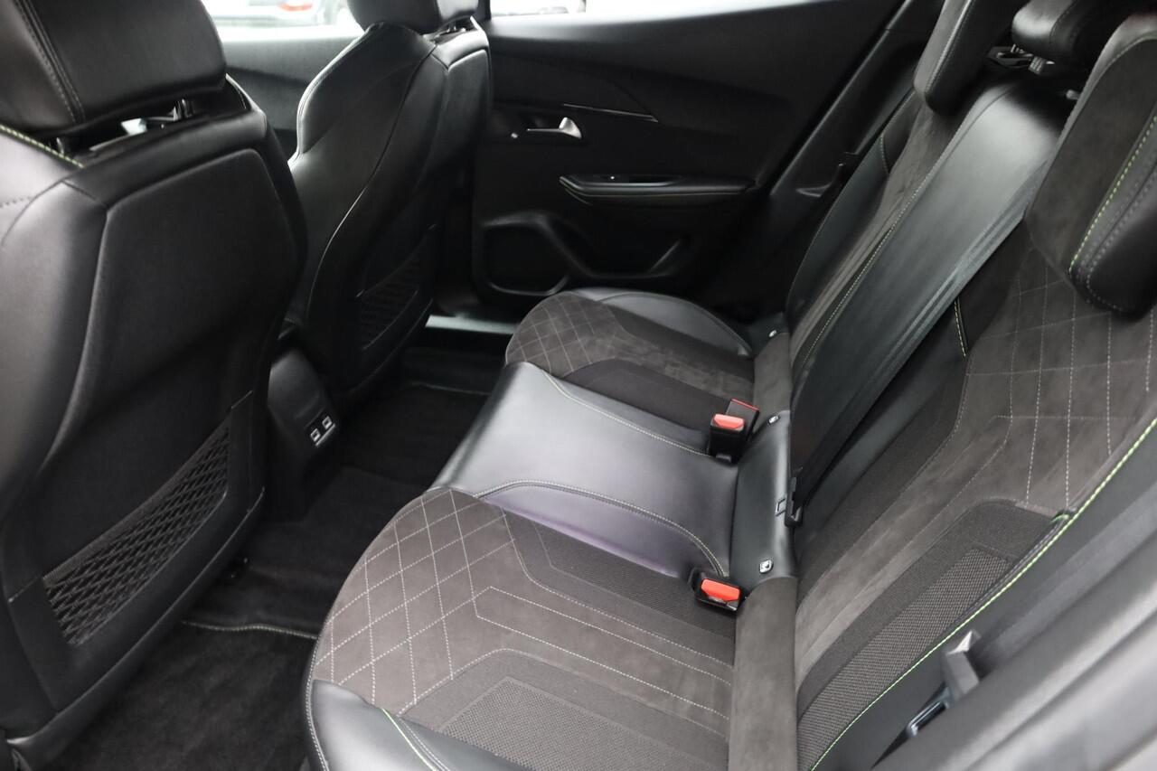 Peugeot 2008 1.2 PureTech GT Pack 131PK!! ALCANTARA/LEER CAMERA STOELVERWARMING CARPLAY DUO-TONE DAB 2xKEYLESS 2xPDC CRUISE 18"LMV